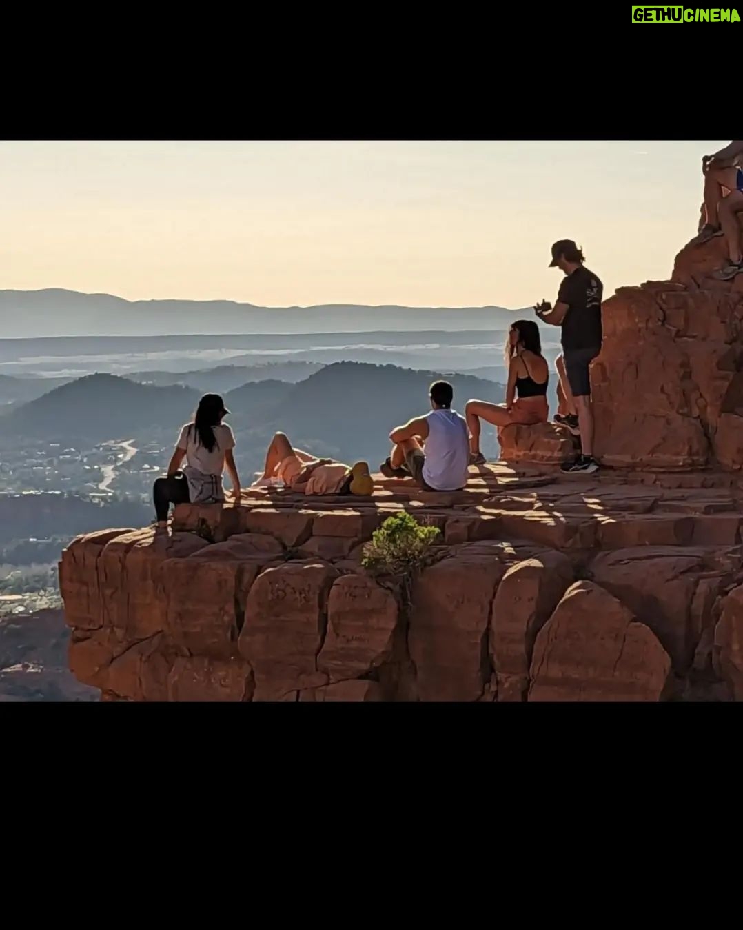 Maxi Iglesias Instagram - Estos días de Pascua aprendí lo que es el "Vortex" Those days in Sedona, I've been thinking and knowing more about energys, rocks,shooting stars and "animal" rocks.."bannaada" "serefe" and other good stuff surrounded by good people..👌🏽 This is a place that inspires, recharges, uplifts, soothes, restores and so much more..I've been said, that for many, the very act of being here provokes a spiritual awakening.. " No one leaves Sedona unchanged" and that it's true. 💚 Thanks Brandon for the plan 💥 Sedona, Arizona