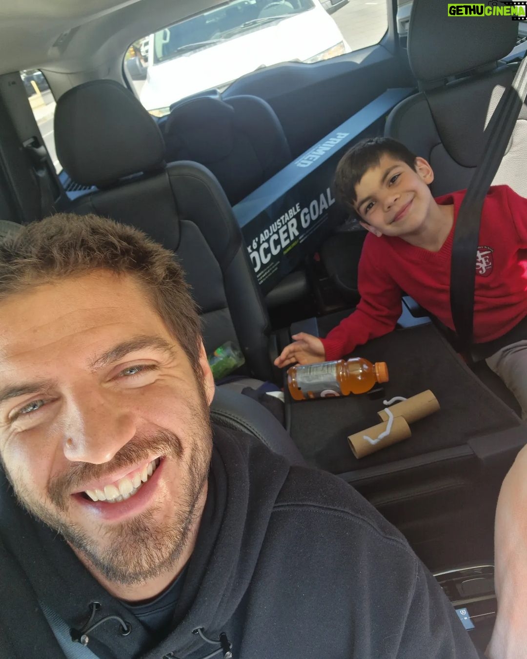 Maxi Iglesias Instagram - Entre la primera y la cuarta ha habido muchos cambios. Al mismo tiempo no tantos. Ya no nos cortamos el pelo en Melrose..(Nuestra Fuencarral en Madrid) Ahora lo hacemos a las afueras..(Algo importante a lo largo de los 30's/40 : la transición de un area a otra...) Ya no llevamos pantalones cortos casi todo el rato..Ni posamos serios para hacernos los "cool" ..Ahora la aventura es encontrar una portería. Que encaje. Que resista. El tiempo pasa y a la vez no. Ahora Matteo existe, y ese es el cambio más importante(Obvioooooo). Y cuanto más crece, que no lo hace lento precisamente, más me alegro de ser su padrino y de que sus padres, sean sus padres. Obvio también? No tanto.. @alejandraespinoza @anibalmarrero os quiero mucho, pero este ahijado que me habéis dado, os está quitando un poco bastante de protagonismo..♥️ Woodland Hills