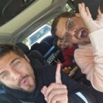 Maxi Iglesias Instagram - Entre la primera y la cuarta ha habido muchos cambios. Al mismo tiempo no tantos. Ya no nos cortamos el pelo en Melrose..(Nuestra Fuencarral en Madrid) Ahora lo hacemos a las afueras..(Algo importante a lo largo de los 30's/40 : la transición de un area a otra...) Ya no llevamos pantalones cortos casi todo el rato..Ni posamos serios para hacernos los "cool" ..Ahora la aventura es encontrar una portería. Que encaje. Que resista. El tiempo pasa y a la vez no. Ahora Matteo existe, y ese es el cambio más importante(Obvioooooo). Y cuanto más crece, que no lo hace lento precisamente, más me alegro de ser su padrino y de que sus padres, sean sus padres. Obvio también? No tanto.. @alejandraespinoza @anibalmarrero os quiero mucho, pero este ahijado que me habéis dado, os está quitando un poco bastante de protagonismo..♥️ Woodland Hills