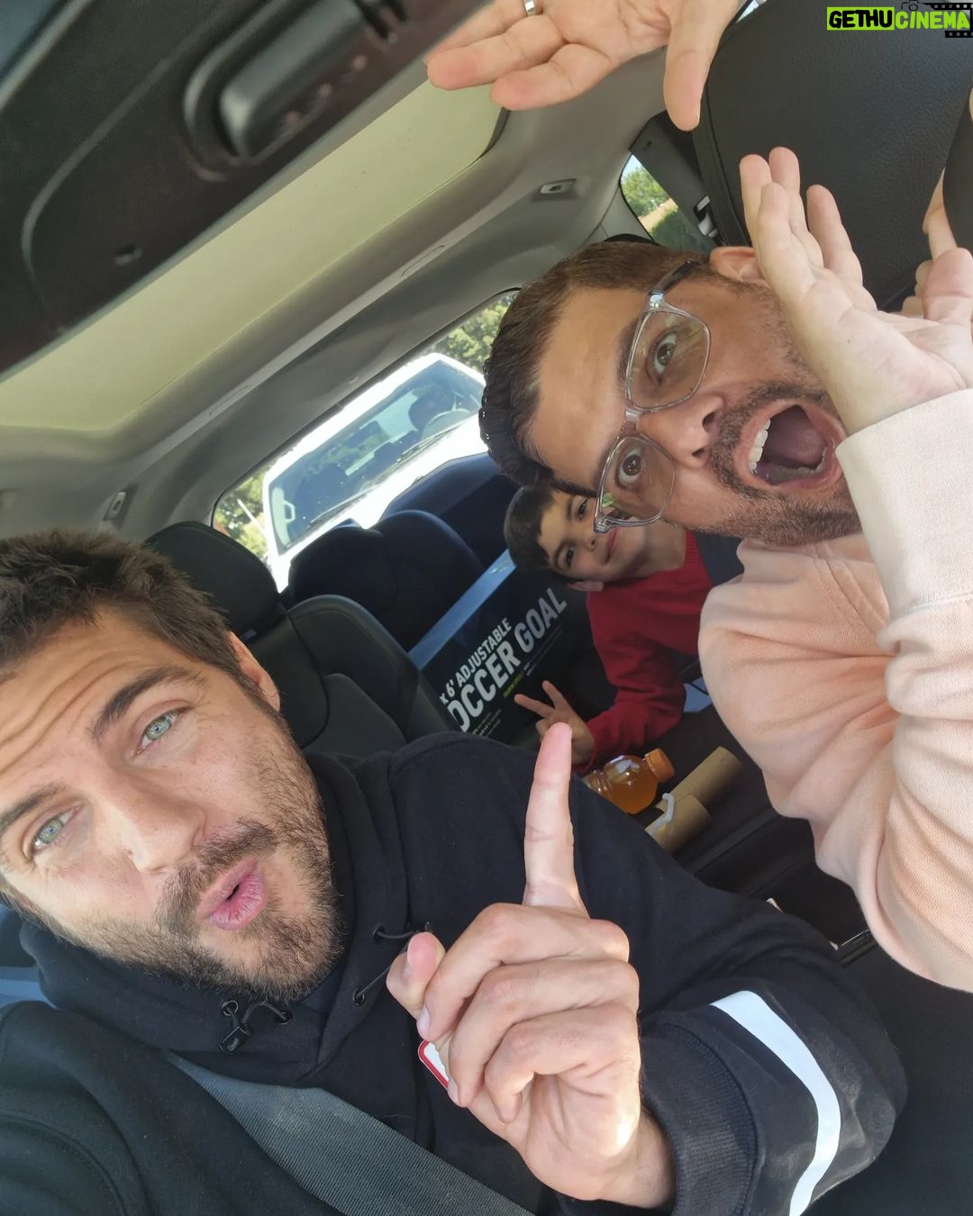 Maxi Iglesias Instagram - Entre la primera y la cuarta ha habido muchos cambios. Al mismo tiempo no tantos. Ya no nos cortamos el pelo en Melrose..(Nuestra Fuencarral en Madrid) Ahora lo hacemos a las afueras..(Algo importante a lo largo de los 30's/40 : la transición de un area a otra...) Ya no llevamos pantalones cortos casi todo el rato..Ni posamos serios para hacernos los "cool" ..Ahora la aventura es encontrar una portería. Que encaje. Que resista. El tiempo pasa y a la vez no. Ahora Matteo existe, y ese es el cambio más importante(Obvioooooo). Y cuanto más crece, que no lo hace lento precisamente, más me alegro de ser su padrino y de que sus padres, sean sus padres. Obvio también? No tanto.. @alejandraespinoza @anibalmarrero os quiero mucho, pero este ahijado que me habéis dado, os está quitando un poco bastante de protagonismo..♥️ Woodland Hills