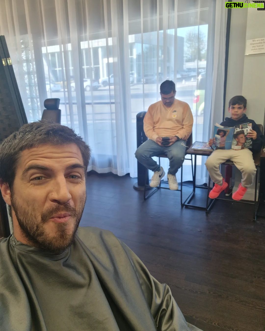 Maxi Iglesias Instagram - Entre la primera y la cuarta ha habido muchos cambios. Al mismo tiempo no tantos. Ya no nos cortamos el pelo en Melrose..(Nuestra Fuencarral en Madrid) Ahora lo hacemos a las afueras..(Algo importante a lo largo de los 30's/40 : la transición de un area a otra...) Ya no llevamos pantalones cortos casi todo el rato..Ni posamos serios para hacernos los "cool" ..Ahora la aventura es encontrar una portería. Que encaje. Que resista. El tiempo pasa y a la vez no. Ahora Matteo existe, y ese es el cambio más importante(Obvioooooo). Y cuanto más crece, que no lo hace lento precisamente, más me alegro de ser su padrino y de que sus padres, sean sus padres. Obvio también? No tanto.. @alejandraespinoza @anibalmarrero os quiero mucho, pero este ahijado que me habéis dado, os está quitando un poco bastante de protagonismo..♥️ Woodland Hills