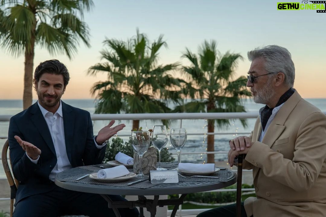 Maxi Iglesias Instagram - Para celebrar que "Los Artistas" sigue en el 2 de lo más visto de Amazon @primevideoes desde su estreno hace ya dos semanas.. Yago se toma una copa, dos, o diez; Como todos los episodios que tiene la temporada .🤍 Qué bien me lo pasé haciendo de él, desde el principio sin tener idea de donde se mete, hasta el final, según les van saliendo las cosas y adentrándose en un lio cada vez mayor 💥 Jugando a la comedia, que nunca había hecho antes y con diferentes personajes dentro del mismo personaje. Un placer compartir aprendizaje, viaje y rodaje con mis compañeros. Mención especial a mi partner in crime @ximenalaromo tan profesional que incluso en ensayos sin cámara, antes de la toma, ya sujetabamos la copa sin que la tuviéramos (📸7 y 8) Un verdadero placer #serielosartistas🎬 Chin chin