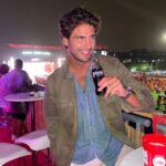 Maxi Iglesias Instagram - "...me da igual si llueve o nieva..." Disfrutando del Coca-cola Music Experience y uno de mis grupos favoritos 🤟🏽 Thankss @cocacola_esp #CCME #CokeStudio #publi Caja Mágica
