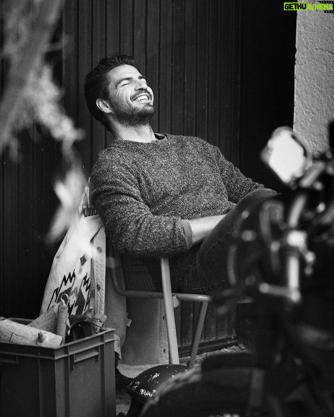 Maxi Iglesias Instagram - Maxi Iglesias: "Hoy, donde todo va tan rápido, parar, pensar y no dar la vida por hecho es una decisión valiente" Puedes leer la entrevista completa en el link de nuestra bio ✨ Entrevista: @saiz_claudia Fotografía: @ximenaysergio Vídeo: @d.rueda.m Edición de vídeo: @verdu.rma Adaptación vertical: @anthonyblondeortiz Estilismo: @sylviamontoliuelle Maquillaje y peluquería: pedrocedeno1