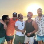 Maxi Iglesias Instagram - “La buena onda” desde que vinimos aquí hace hace años por primera vez, sigue estando.. Lo que une, junta, Lo que aparece , lo que se mantiene Los que se entienden Lo que fortalece algo, evidencia lo que va sobrando.. Lo que se disfruta, lo que realmente es necesario.. Ver el sol caer, comer y beber, sentados, de pie. Enseguida oro en el horizonte, otro amanecer Siempre hay algo en lo que creer. Tarifa
