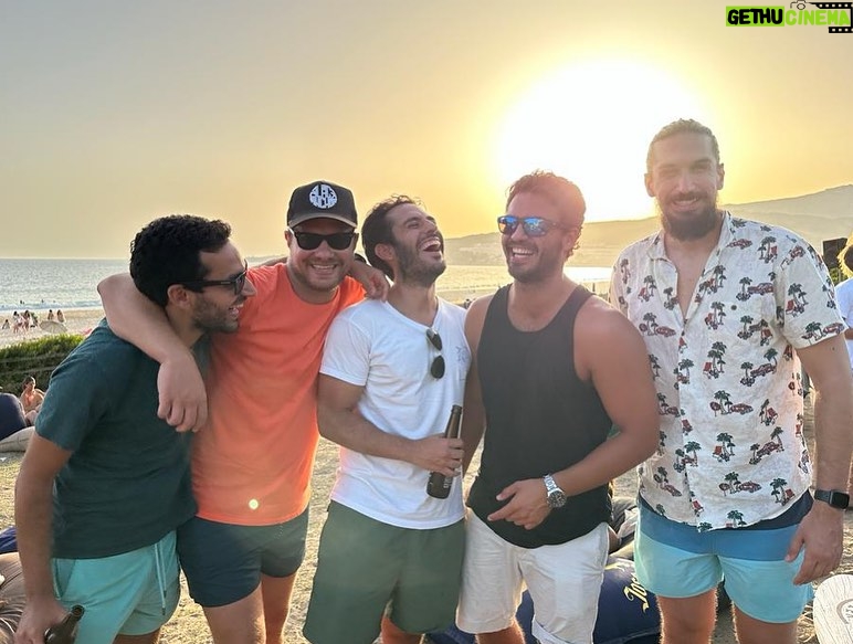 Maxi Iglesias Instagram - “La buena onda” desde que vinimos aquí hace hace años por primera vez, sigue estando.. Lo que une, junta, Lo que aparece , lo que se mantiene Los que se entienden Lo que fortalece algo, evidencia lo que va sobrando.. Lo que se disfruta, lo que realmente es necesario.. Ver el sol caer, comer y beber, sentados, de pie. Enseguida oro en el horizonte, otro amanecer Siempre hay algo en lo que creer. Tarifa