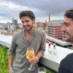 Maxi Iglesias Instagram - Verano y sus atardeceres, @royalbliss_es y sus placeres..🍹 Tardes de tardeo con @livetheroof = buen plan #RoyalBliss #eltardeosabearoyalbliss #publi Barcelona City