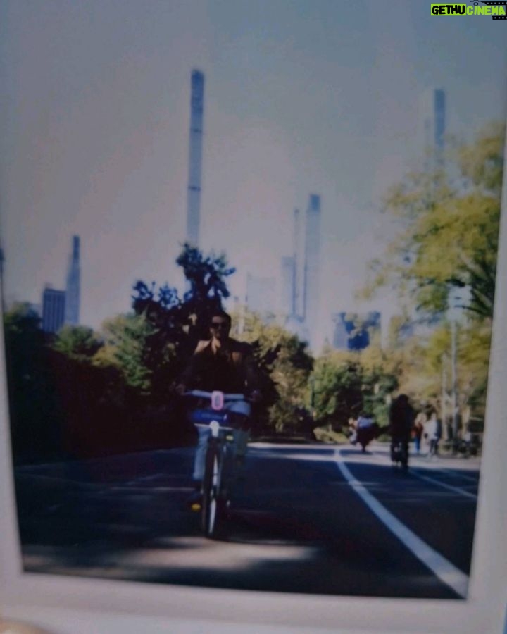 Maxi Iglesias Instagram - De paseo por NyC hace unos meses en el biciMad de allí 🚲