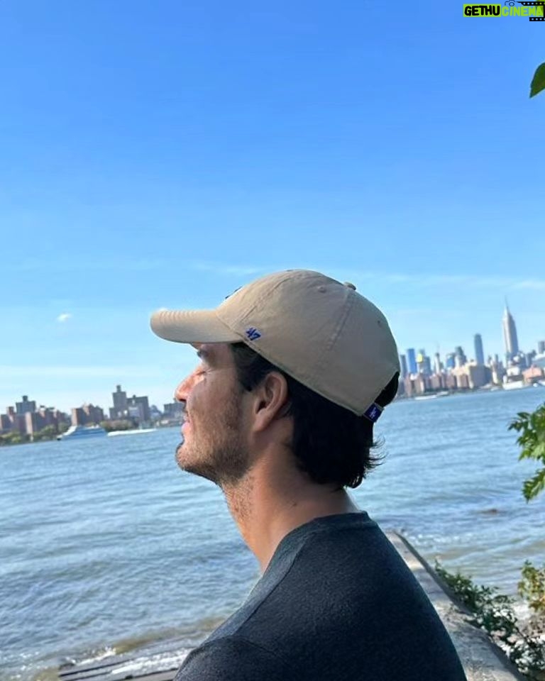 Maxi Iglesias Instagram - De paseo por NyC hace unos meses en el biciMad de allí 🚲
