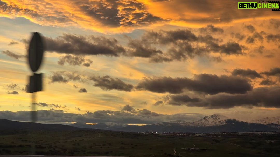 Maxi Iglesias Instagram - Hoy salí de grabar y me encontré el cielo así..