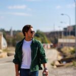 Maxi Iglesias Instagram - Ha sido una semana para recordar. Lunes Santiago pruebas Martes Bcn ensayos Miércoles Madrid 🎬 Jueves Lisboa ⌚️ Viernes Bcn ensayos de nuevo. Unos cuantos aviones, trenes, taxis y bicimad. Los caminos que uno elige, sabiendo el compromiso que conllevan, con lo que avanzas o has de dejar atrás. Los tiempos y el valor de cada cosa. De nada sirve el esfuerzo, las ganas de querer hacer las cosas bien si no las puedes compartir con aquellos que se alegran de tus logros. Entienden tus tiempos..te mantienen humilde y consciente. Esas personas marcan la diferencia, dispuestas a sostener , comprender y si se da el caso, incluso, reprender. Esta semana trabajé, sonreí, observé, valoré y nadie me sacó una foto que lo demuestre (o se pueda subir todavía..)pero lo saben.
