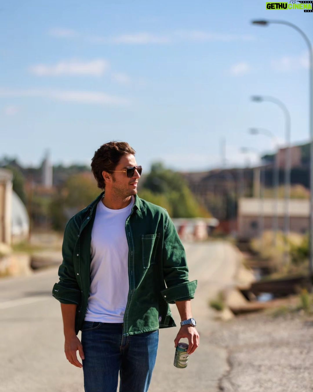Maxi Iglesias Instagram - Ha sido una semana para recordar. Lunes Santiago pruebas Martes Bcn ensayos Miércoles Madrid 🎬 Jueves Lisboa ⌚️ Viernes Bcn ensayos de nuevo. Unos cuantos aviones, trenes, taxis y bicimad. Los caminos que uno elige, sabiendo el compromiso que conllevan, con lo que avanzas o has de dejar atrás. Los tiempos y el valor de cada cosa. De nada sirve el esfuerzo, las ganas de querer hacer las cosas bien si no las puedes compartir con aquellos que se alegran de tus logros. Entienden tus tiempos..te mantienen humilde y consciente. Esas personas marcan la diferencia, dispuestas a sostener , comprender y si se da el caso, incluso, reprender. Esta semana trabajé, sonreí, observé, valoré y nadie me sacó una foto que lo demuestre (o se pueda subir todavía..)pero lo saben.
