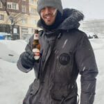 Maxi Iglesias Instagram - Los lunes extraño "Noche polar" 🎬 la nieve, la parka de Denvers y Navarro..Y me ha hecho recordar.. De cuando filomena. El aparetivo en la nieve madrileña . Viendo carros volar.. Y de ahí he enlazado.. A "otros carros" que volaban En Laponia y el circuito con Tag.. Qué necesaria es la ficción para diferenciar la realidad , divagar para la ficción, y la verdad para ficcionar.