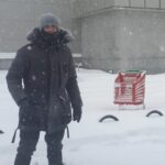 Maxi Iglesias Instagram - Los lunes extraño "Noche polar" 🎬 la nieve, la parka de Denvers y Navarro..Y me ha hecho recordar.. De cuando filomena. El aparetivo en la nieve madrileña . Viendo carros volar.. Y de ahí he enlazado.. A "otros carros" que volaban En Laponia y el circuito con Tag.. Qué necesaria es la ficción para diferenciar la realidad , divagar para la ficción, y la verdad para ficcionar.
