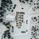 Maxi Iglesias Instagram - Los lunes extraño "Noche polar" 🎬 la nieve, la parka de Denvers y Navarro..Y me ha hecho recordar.. De cuando filomena. El aparetivo en la nieve madrileña . Viendo carros volar.. Y de ahí he enlazado.. A "otros carros" que volaban En Laponia y el circuito con Tag.. Qué necesaria es la ficción para diferenciar la realidad , divagar para la ficción, y la verdad para ficcionar.