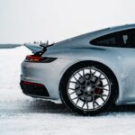 Maxi Iglesias Instagram - Los lunes extraño "Noche polar" 🎬 la nieve, la parka de Denvers y Navarro..Y me ha hecho recordar.. De cuando filomena. El aparetivo en la nieve madrileña . Viendo carros volar.. Y de ahí he enlazado.. A "otros carros" que volaban En Laponia y el circuito con Tag.. Qué necesaria es la ficción para diferenciar la realidad , divagar para la ficción, y la verdad para ficcionar.