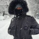 Maxi Iglesias Instagram - Los lunes extraño "Noche polar" 🎬 la nieve, la parka de Denvers y Navarro..Y me ha hecho recordar.. De cuando filomena. El aparetivo en la nieve madrileña . Viendo carros volar.. Y de ahí he enlazado.. A "otros carros" que volaban En Laponia y el circuito con Tag.. Qué necesaria es la ficción para diferenciar la realidad , divagar para la ficción, y la verdad para ficcionar.