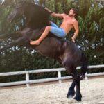 Maxi Iglesias Instagram - #tbt de cuando aprendía a montar a caballo, me probaba sombreros, bigote ranchero y me preparaba por si acaso llegaba un proyecto de cowboys...🎬 Con idea de hacer un curro añgun día tipo Yellowstone, sin saber que YA existía Yellowstone.. 🤣🤦🏽‍♂️Hay muchas películas y series ahí fuera.. Ahora que la he visto (4ª temporada ya) cómo me gustaria hacer algo así.. vaya trabajazo de personajes. Las historias de cada uno y cómo se cruzan entre ellas y por supuesto las escenas a caballo todo el rato. Beth mi fav. Y Kevin Costner, ya para que decir nada. Arreee