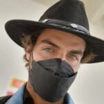 Maxi Iglesias Instagram - #tbt de cuando aprendía a montar a caballo, me probaba sombreros, bigote ranchero y me preparaba por si acaso llegaba un proyecto de cowboys...🎬 Con idea de hacer un curro añgun día tipo Yellowstone, sin saber que YA existía Yellowstone.. 🤣🤦🏽‍♂️Hay muchas películas y series ahí fuera.. Ahora que la he visto (4ª temporada ya) cómo me gustaria hacer algo así.. vaya trabajazo de personajes. Las historias de cada uno y cómo se cruzan entre ellas y por supuesto las escenas a caballo todo el rato. Beth mi fav. Y Kevin Costner, ya para que decir nada. Arreee