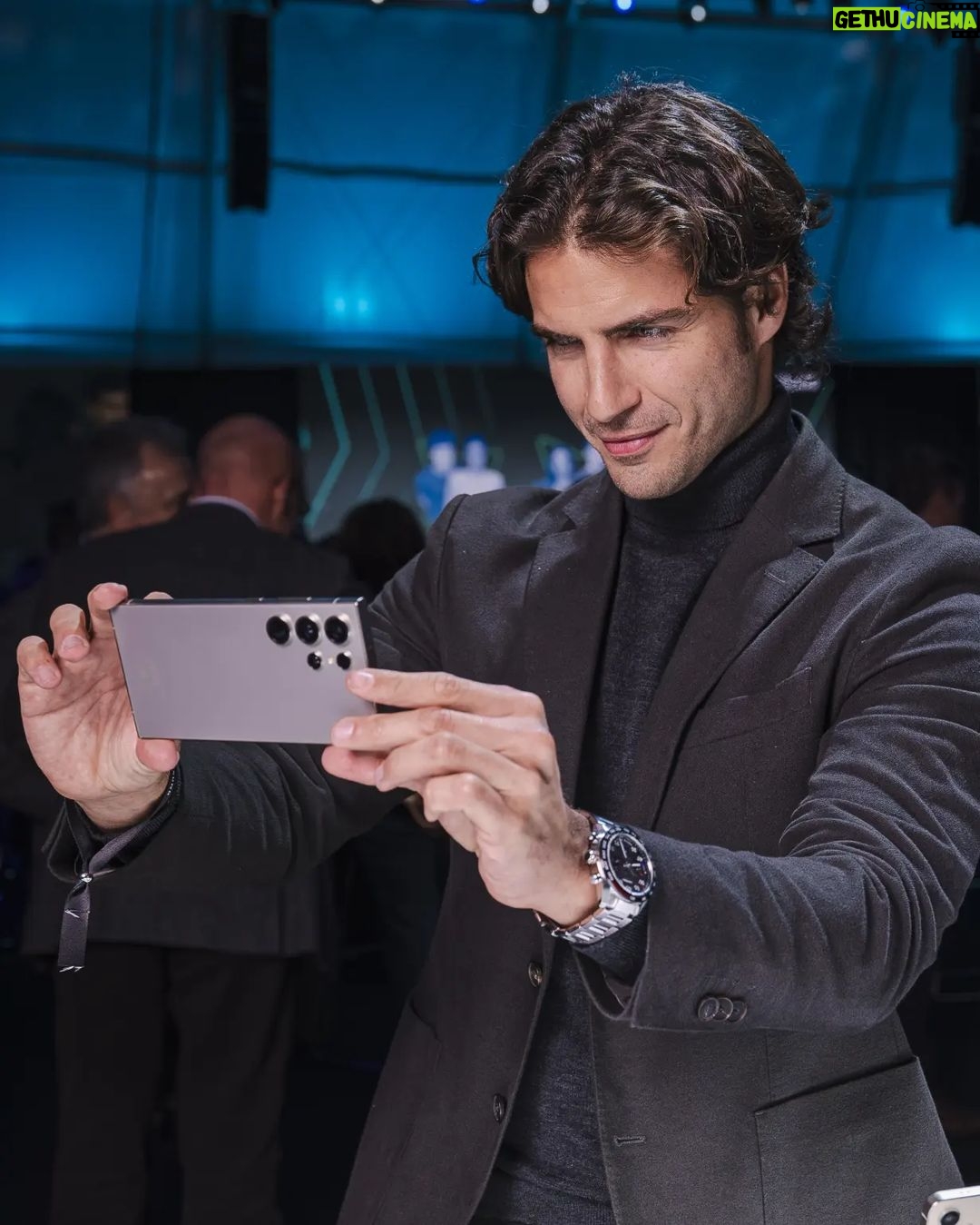 Maxi Iglesias Instagram - Anoche en el #samsungunpacked , me cazaron con lo que más ganas tenía de comprobar.. Que el nuevo #GalaxyS24 sigue teniendo una súper camara (y nuevas opciones..), y que no por eso se me dan mejor los selfies.. (LA última foto es la prueba de que estuve en el evento y no es una imagen generada por IA con el mismo color gris titanio del s24 Ultra) #galaxyai @samsungespana