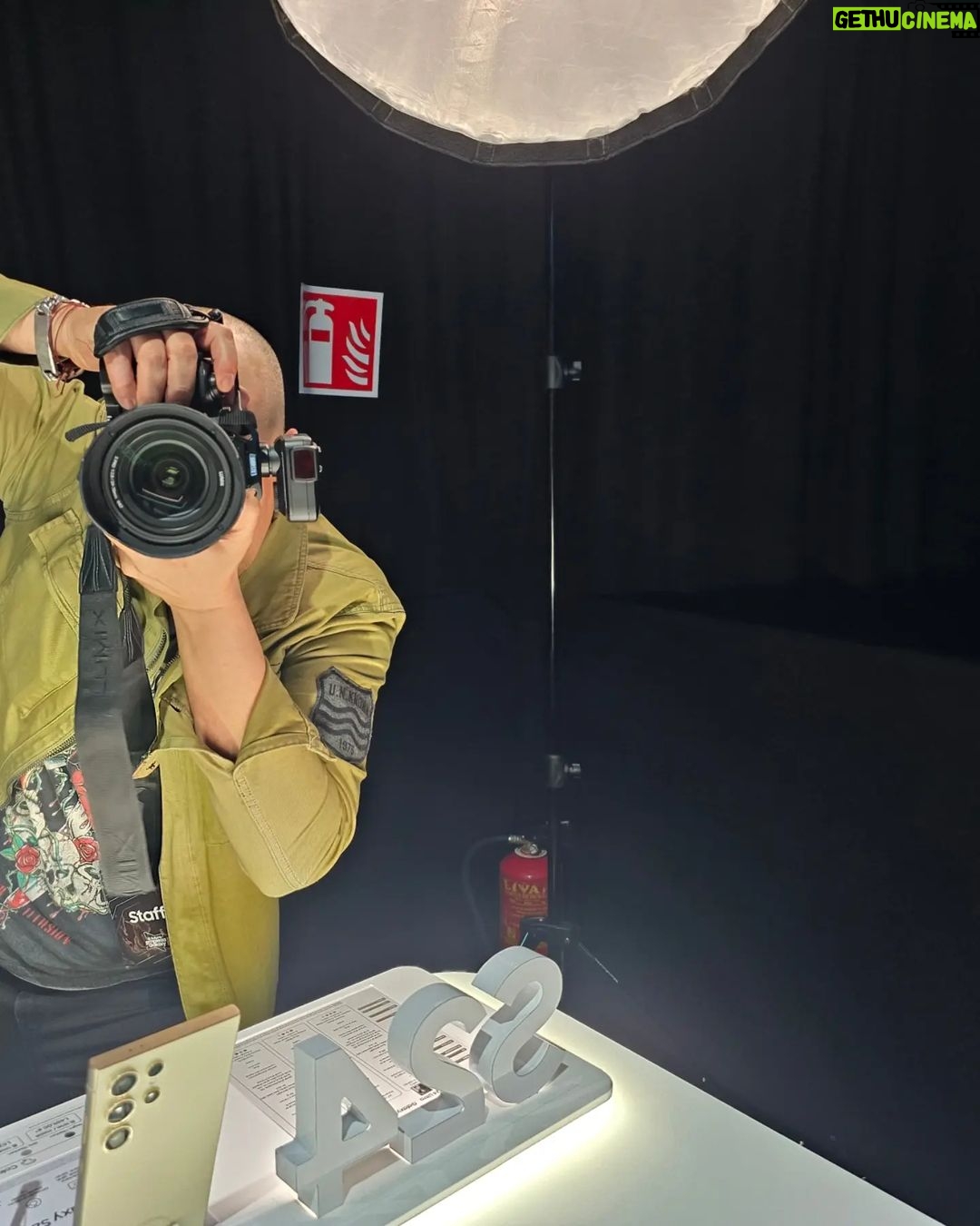Maxi Iglesias Instagram - Anoche en el #samsungunpacked , me cazaron con lo que más ganas tenía de comprobar.. Que el nuevo #GalaxyS24 sigue teniendo una súper camara (y nuevas opciones..), y que no por eso se me dan mejor los selfies.. (LA última foto es la prueba de que estuve en el evento y no es una imagen generada por IA con el mismo color gris titanio del s24 Ultra) #galaxyai @samsungespana