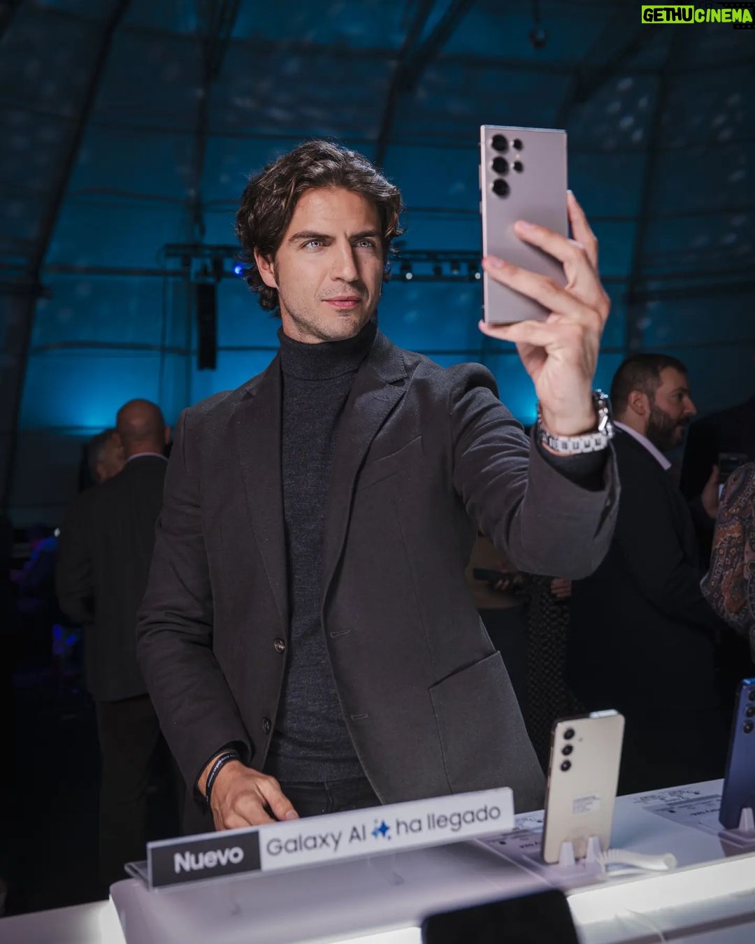 Maxi Iglesias Instagram - Anoche en el #samsungunpacked , me cazaron con lo que más ganas tenía de comprobar.. Que el nuevo #GalaxyS24 sigue teniendo una súper camara (y nuevas opciones..), y que no por eso se me dan mejor los selfies.. (LA última foto es la prueba de que estuve en el evento y no es una imagen generada por IA con el mismo color gris titanio del s24 Ultra) #galaxyai @samsungespana