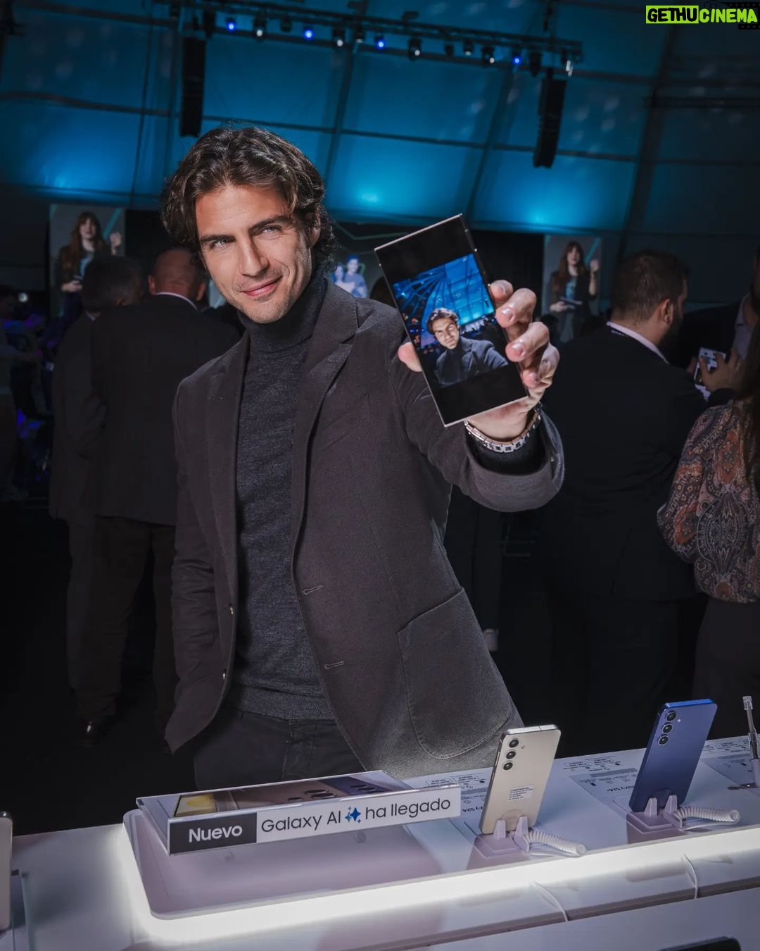 Maxi Iglesias Instagram - Anoche en el #samsungunpacked , me cazaron con lo que más ganas tenía de comprobar.. Que el nuevo #GalaxyS24 sigue teniendo una súper camara (y nuevas opciones..), y que no por eso se me dan mejor los selfies.. (LA última foto es la prueba de que estuve en el evento y no es una imagen generada por IA con el mismo color gris titanio del s24 Ultra) #galaxyai @samsungespana