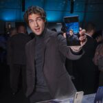 Maxi Iglesias Instagram – Anoche en el #samsungunpacked , me cazaron con lo que más ganas tenía de comprobar..
Que el nuevo #GalaxyS24 sigue teniendo una súper camara (y nuevas opciones..), y que no por eso se me dan mejor los selfies..
(LA última foto es la prueba de que estuve en el evento y no es una imagen generada por IA con el mismo color gris titanio del s24 Ultra)
#galaxyai
@samsungespana