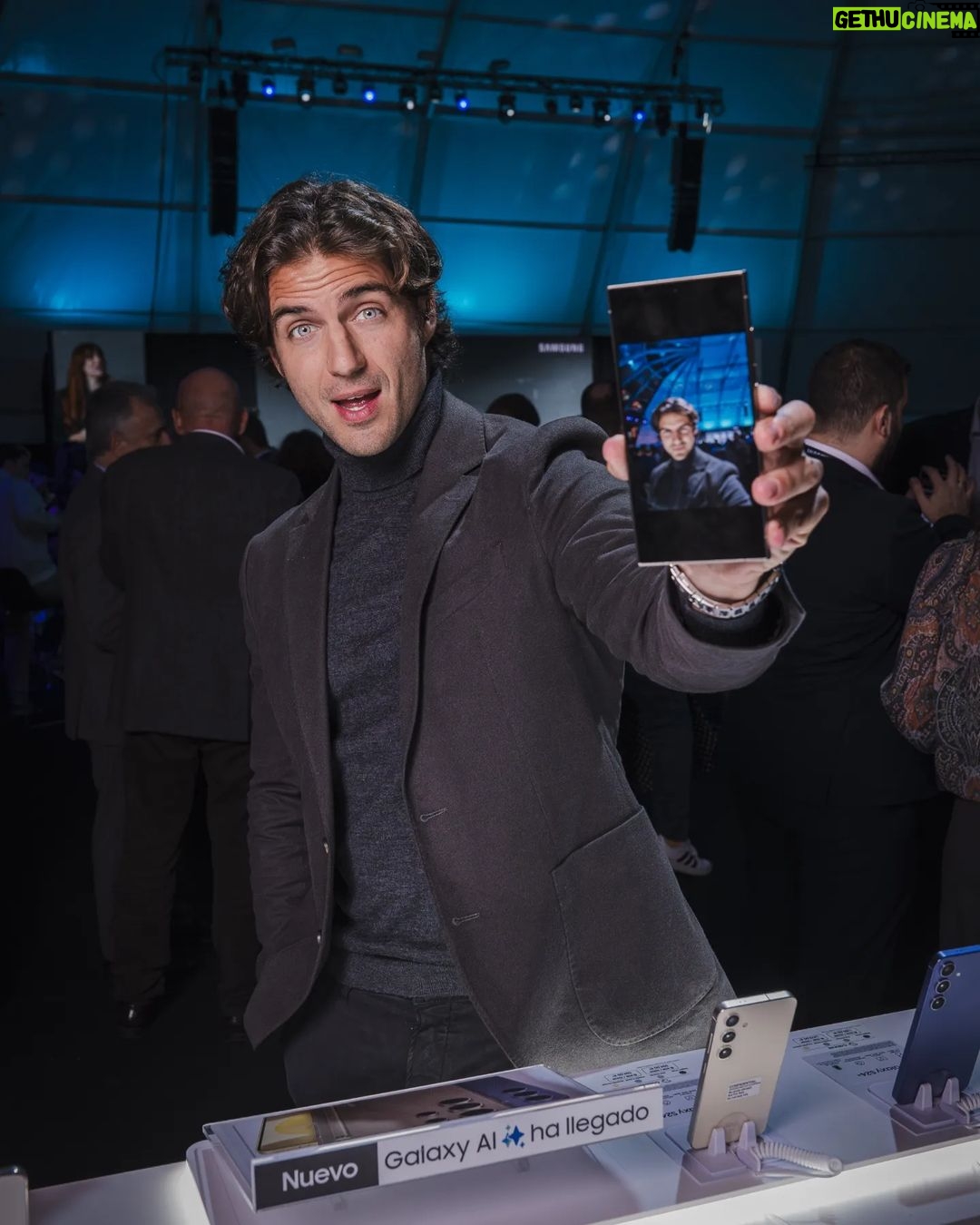Maxi Iglesias Instagram - Anoche en el #samsungunpacked , me cazaron con lo que más ganas tenía de comprobar.. Que el nuevo #GalaxyS24 sigue teniendo una súper camara (y nuevas opciones..), y que no por eso se me dan mejor los selfies.. (LA última foto es la prueba de que estuve en el evento y no es una imagen generada por IA con el mismo color gris titanio del s24 Ultra) #galaxyai @samsungespana