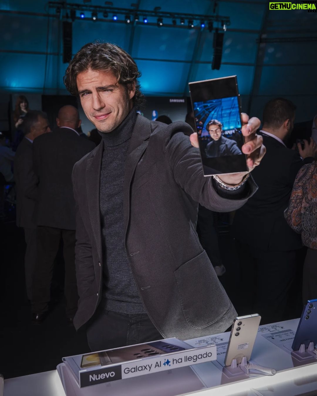 Maxi Iglesias Instagram - Anoche en el #samsungunpacked , me cazaron con lo que más ganas tenía de comprobar.. Que el nuevo #GalaxyS24 sigue teniendo una súper camara (y nuevas opciones..), y que no por eso se me dan mejor los selfies.. (LA última foto es la prueba de que estuve en el evento y no es una imagen generada por IA con el mismo color gris titanio del s24 Ultra) #galaxyai @samsungespana