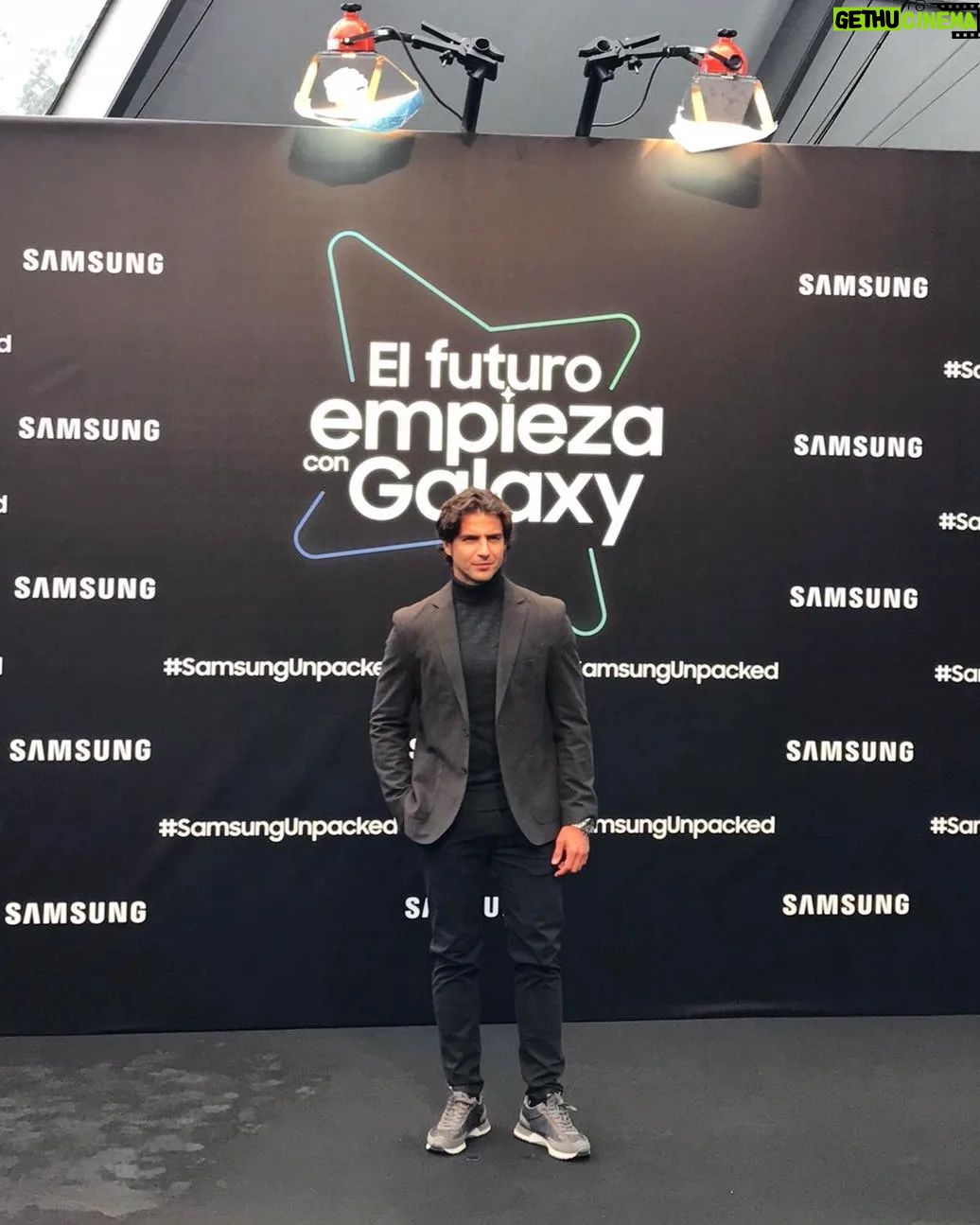 Maxi Iglesias Instagram - Anoche en el #samsungunpacked , me cazaron con lo que más ganas tenía de comprobar.. Que el nuevo #GalaxyS24 sigue teniendo una súper camara (y nuevas opciones..), y que no por eso se me dan mejor los selfies.. (LA última foto es la prueba de que estuve en el evento y no es una imagen generada por IA con el mismo color gris titanio del s24 Ultra) #galaxyai @samsungespana