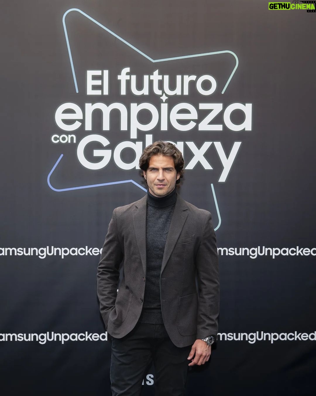 Maxi Iglesias Instagram - Anoche en el #samsungunpacked , me cazaron con lo que más ganas tenía de comprobar.. Que el nuevo #GalaxyS24 sigue teniendo una súper camara (y nuevas opciones..), y que no por eso se me dan mejor los selfies.. (LA última foto es la prueba de que estuve en el evento y no es una imagen generada por IA con el mismo color gris titanio del s24 Ultra) #galaxyai @samsungespana