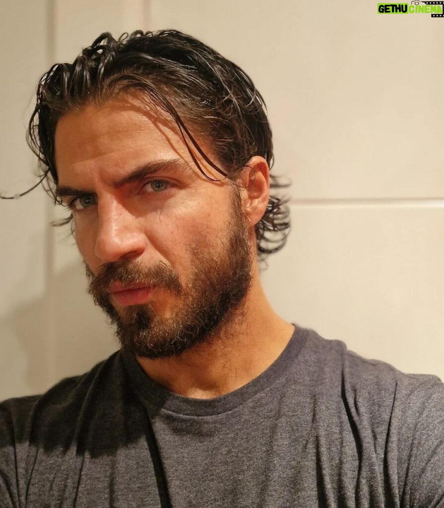 Maxi Iglesias Instagram - A veces los proyectos se caen por incompatibilidad de fechas.. Los selfies para make up, con el largo del pelo y la barba quedarán para el recuerdo.. O para más adelante..🌀