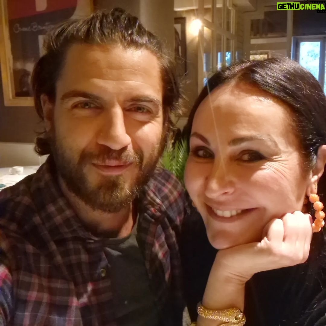 Maxi Iglesias Instagram - Fin de semana tridimensional.. Empezando por el cumple de nuestra amiga y dándole apoyo antes de su partida, a las PARTIDAS.💪🏽💪🏽 felicidades @crislazarraga33 Encuentro sorpresa, con mi ex-prfe en la ficción. Profesora de la vida, en la real. @byanamilan Adentrandome en rumbos Novemeber, pero también Sierra.. y unas cuantas luces..