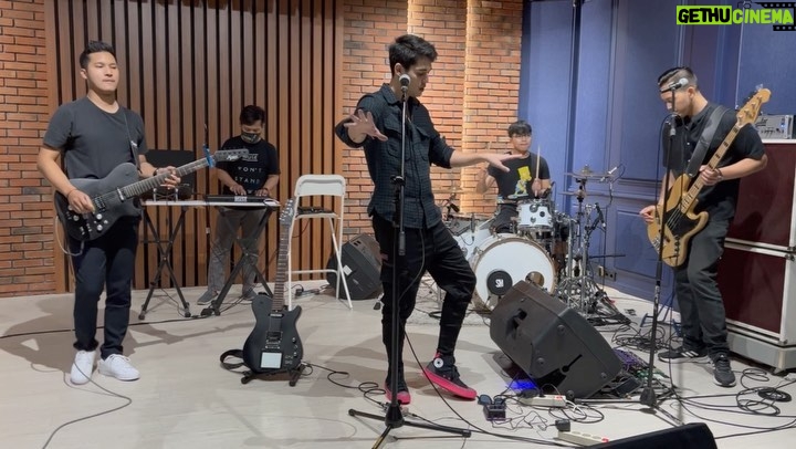 Maxime Bouttier Instagram - Arctic monkeys One Point perspective, such a fun cover this! Full video ada di youtube yah link ada di Bio dan Instastory enjoy • https://www.youtube.com/watch?v=0AZmoiC7Hy8 • @arcticmonkeys • • • #arcticmonkeys #arcticmonkeyscover #onepointperspective #bandcover Velvet Studio Pejaten