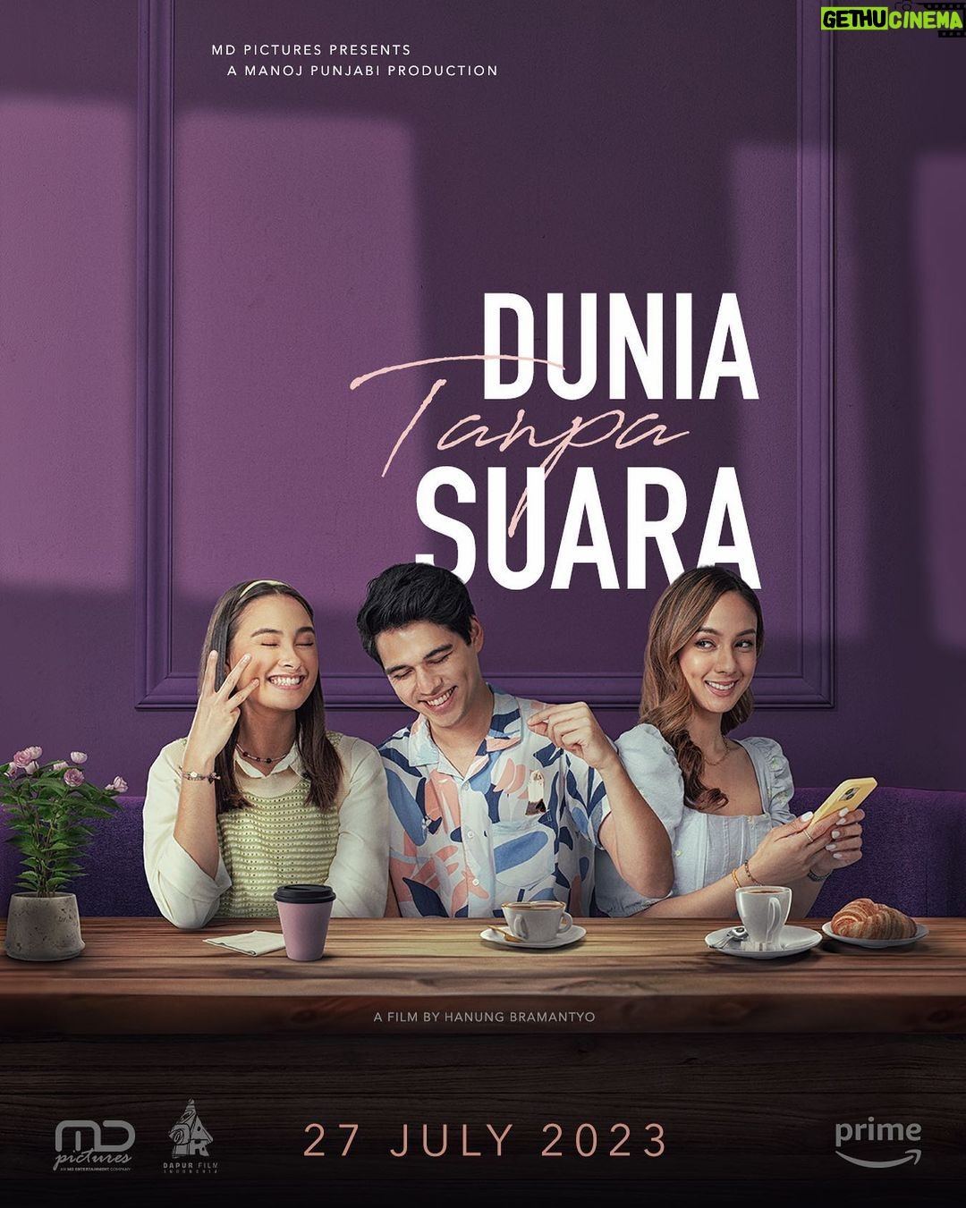 Maxime Bouttier Instagram - "Bahkan dalam dunia tanpa suara, kebahagiaan akan menyertai kalian." Sebuah film tentang dunia yang berbeda, ๐๐๐ป๐ถ๐ฎ ๐ง๐ฎ๐ป๐ฝ๐ฎ ๐ฆ๐๐ฎ๐ฟ๐ฎ tayang tanggal ๐ฎ๐ณ ๐๐๐น๐ถ hanya di @primevideoid! Diproduseri @manojpunjabimd dan disutradarai @hanungbramantyo, film ๐๐๐ป๐ถ๐ฎ ๐ง๐ฎ๐ป๐ฝ๐ฎ ๐ฆ๐๐ฎ๐ฟ๐ฎ dibintangi @bouttier_maxime, @caitlinhalderman, dan @nasyamarcella. #DuniaTanpaSuara #MDEntertainment #MDPictures #DapurFilm #PrimeVideo