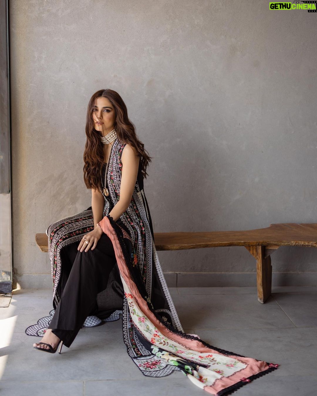 Maya Ali Instagram - Saira Rizwan Unstitched Luxury Lawn 24… Pre booking starts online 15th March at 9pm (PST) @sairarizwan_official @shahbazshaziofficial @hairbyawais @zeeshu_mua @zahrasarfraz @nabila_salon #sairarizwan #lawn2024 #sairarizwanlawn
