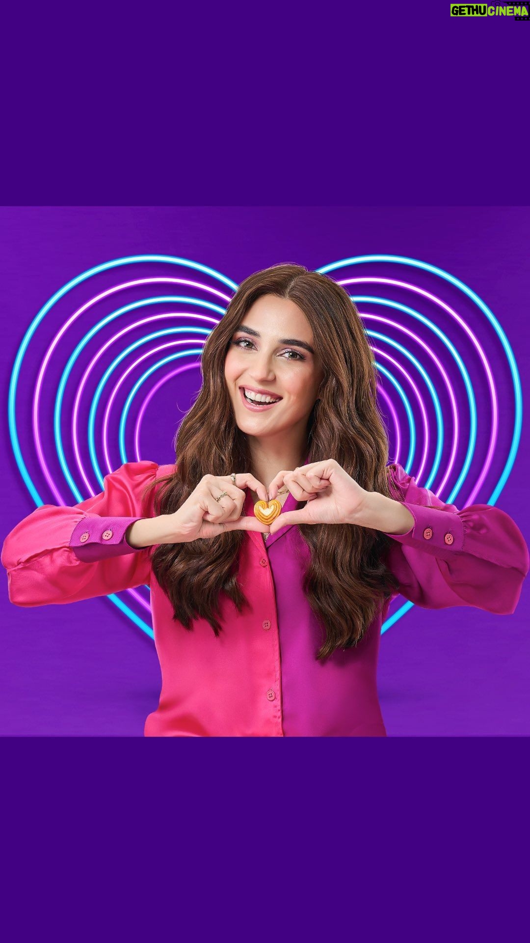 Maya Ali Instagram - Jab life de heavy duty stress, tou lou Peek freans heartbeats ki light, crunchy aur sweet bite takkay dil bolay bite lo, light lo. #PeekFreans #BiteLoLightLo #Heartbeats @peekfreansheartbeats @saadqrshi @hairbyawais @zeeshu_mua @farazsheikhofficial_ @nabila_salon @mayapretofficial @onetake.productionss