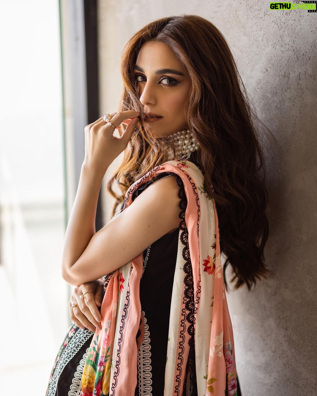 Maya Ali Instagram - Saira Rizwan Unstitched Luxury Lawn 24… Pre booking starts online 15th March at 9pm (PST) @sairarizwan_official @shahbazshaziofficial @hairbyawais @zeeshu_mua @zahrasarfraz @nabila_salon #sairarizwan #lawn2024 #sairarizwanlawn