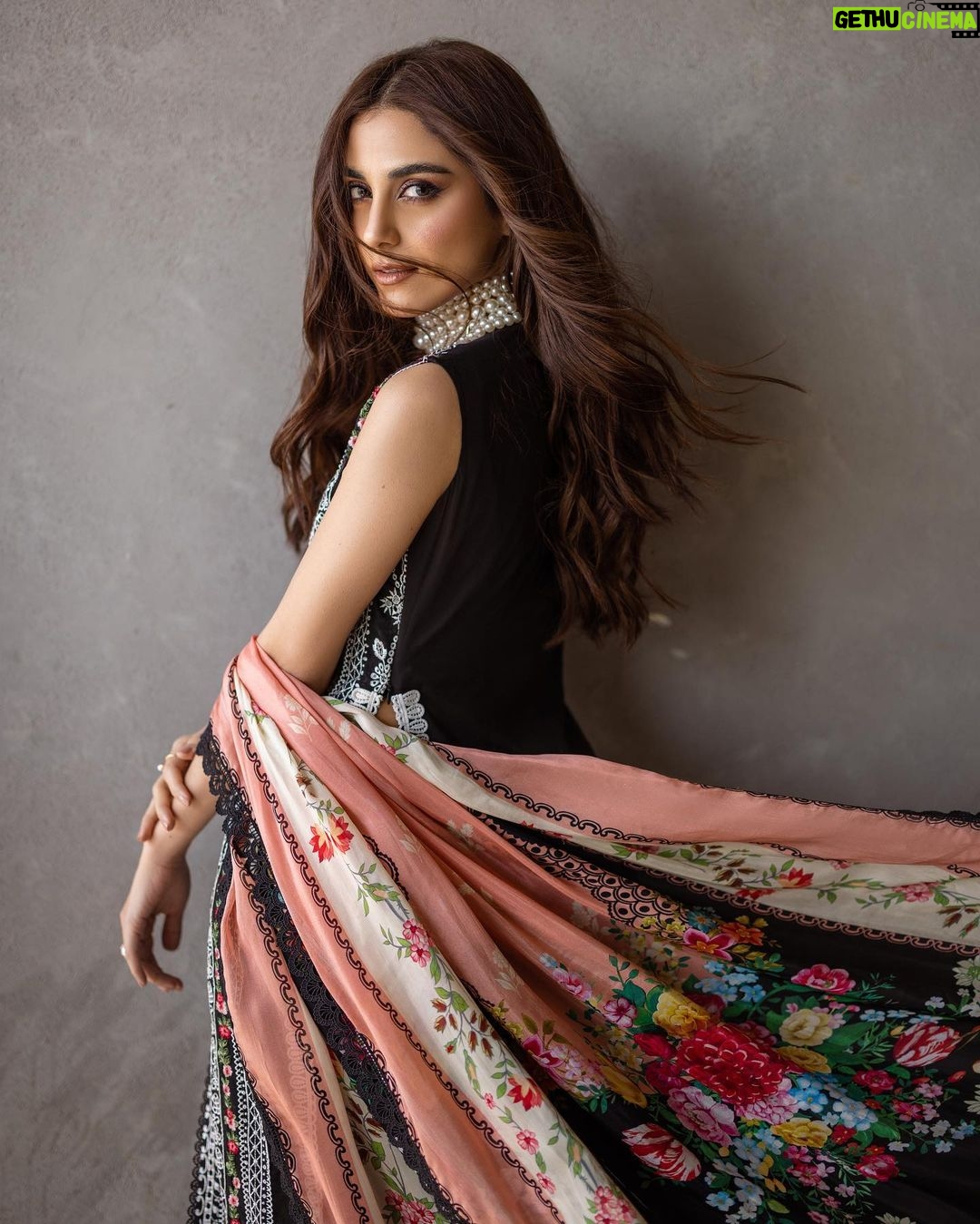 Maya Ali Instagram - Saira Rizwan Unstitched Luxury Lawn 24… Pre booking starts online 15th March at 9pm (PST) @sairarizwan_official @shahbazshaziofficial @hairbyawais @zeeshu_mua @zahrasarfraz @nabila_salon #sairarizwan #lawn2024 #sairarizwanlawn