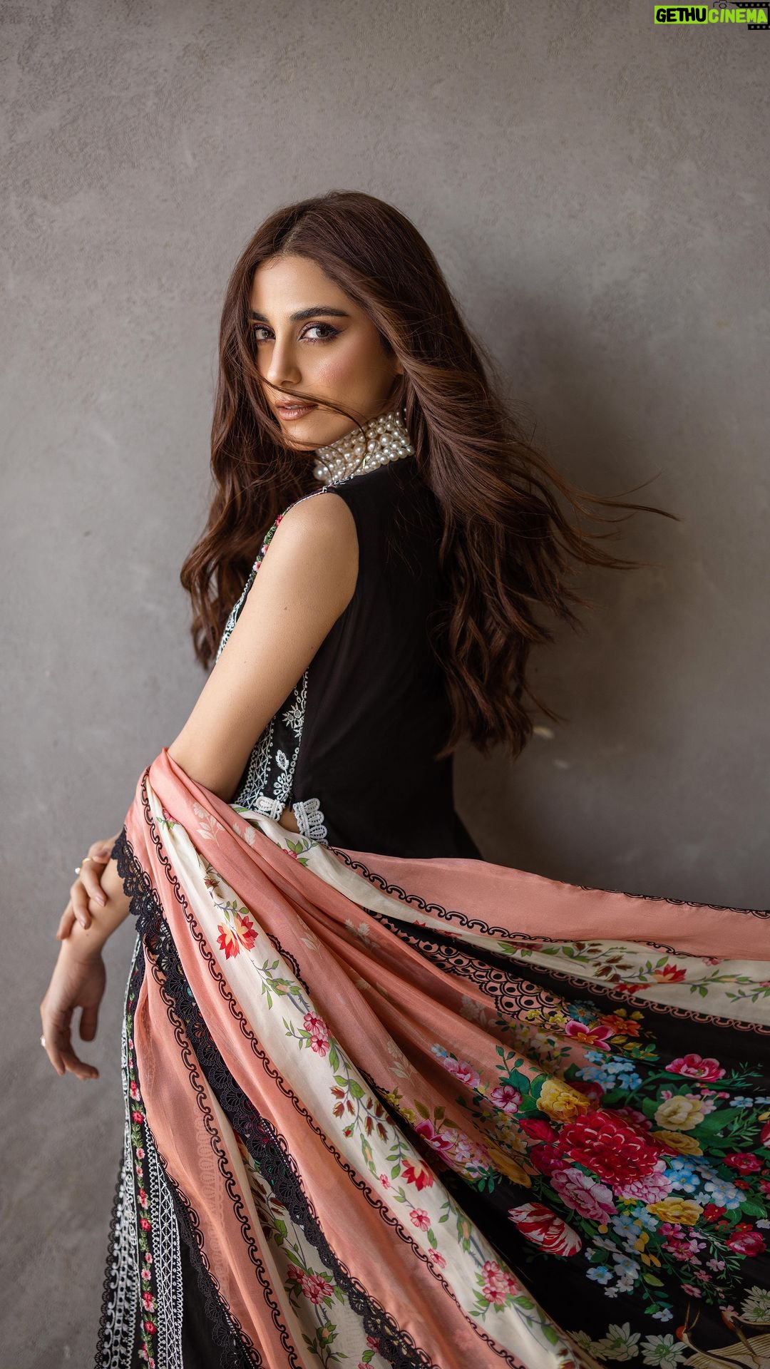 Maya Ali Instagram - Saira Rizwan Unstitched Luxury Lawn 24… Pre booking starts online 15th March at 9pm (PST) @sairarizwan_official @muzammilgarewal @shahbazshaziofficial @hairbyawais @zeeshu_mua @zahrasarfraz #sairarizwan #lawn2024 #sairarizwanlawn