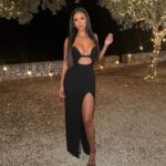 Maya Jama Instagram - It’s going downnnn tonight.. Entering the villa & here for all the drama as usual 😈 Mallorca