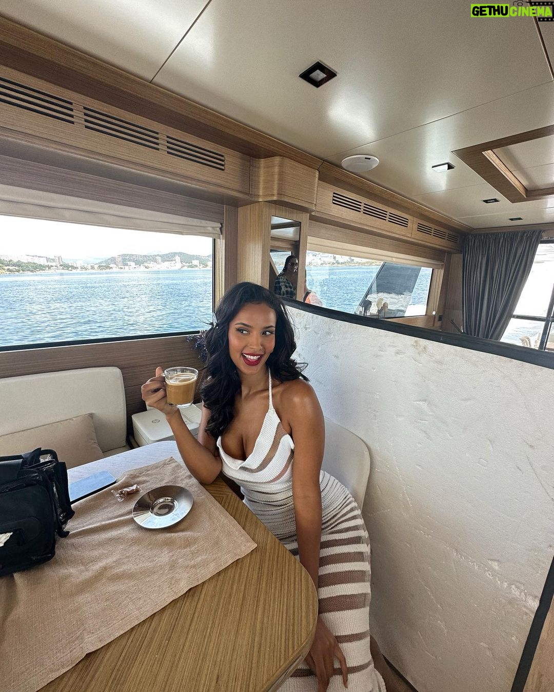 Maya Jama Instagram - Allll aboaard 😅 can’t wait to be back on your tv tonight @loveisland ! Who’s ready…
