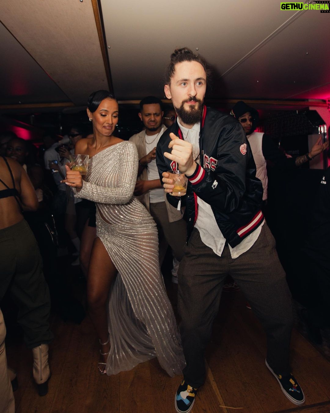 Maya Jama Instagram - Threw a boat party on the Thames after the Brits with @cocacolaeu & it was bloody lovely 😊 #cocacolacreations #ad