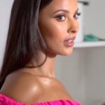 Maya Jama Instagram – 💞💖 Live TV is my absolute favouritee 
First ever After sun show was so much fun (I was happier than I look in these posey pics lol ) – will be back every Sunday on ITV2 💕💖 Elstree Studios