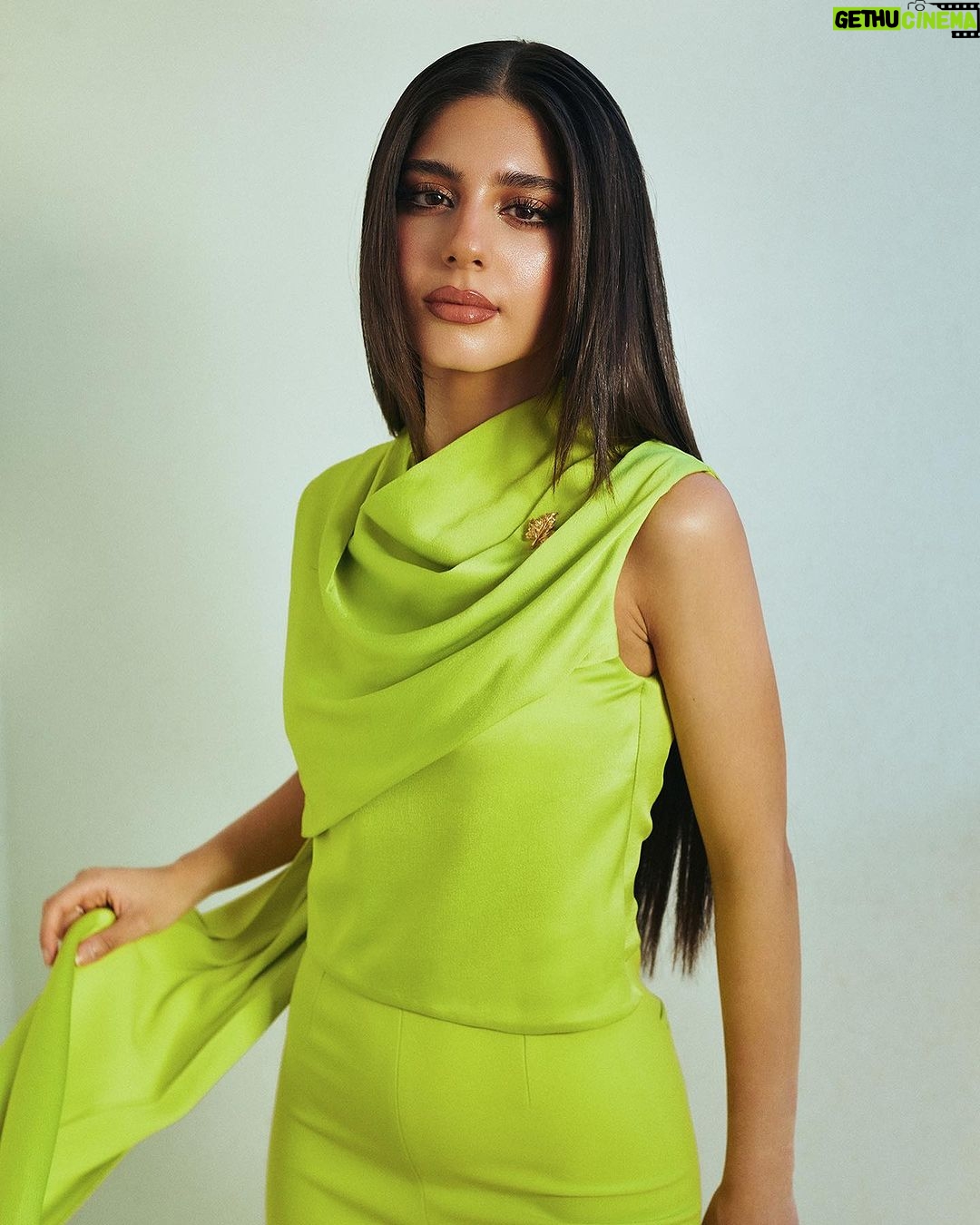 Mayan ElSayed Instagram - Green for @garnierarabia 💚 Big thanks to the amazing team behind this look✨ Photographer: @mahmoudaphotography Stylist: @yasminekenawi Assistant Stylist: @faridahammouda MUA: @rehamkhalifaa Hair: @saeedashraf00_ @alamode.salon Jumpsuit: @safiyaa_official Earrings: @treshermanasjewellery Brooch: @vintagelanejewelry