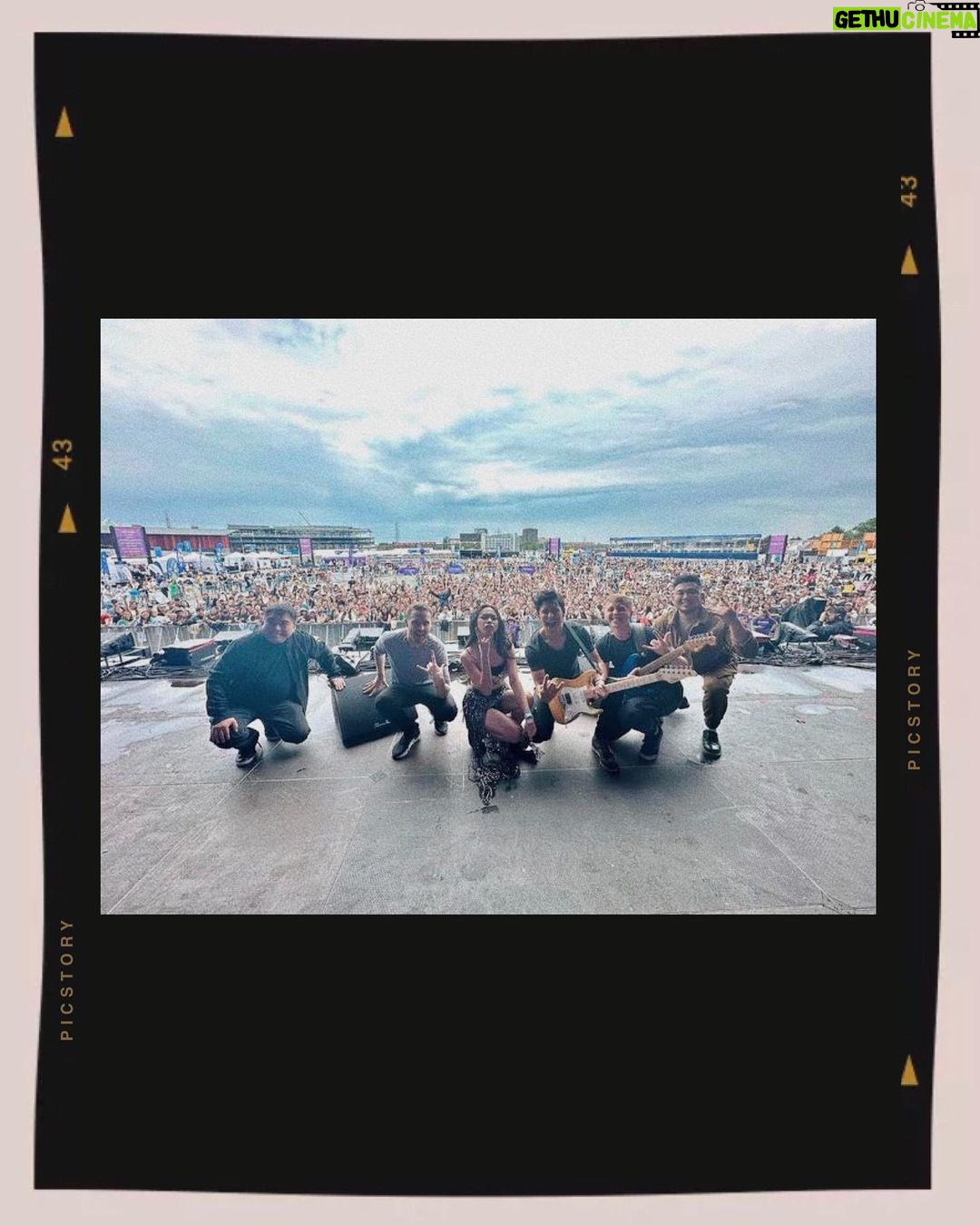Maymay Entrata Instagram - My first ever 1MX experience.. I never thought I’ll be part of this event po talaga.. i wasn’t born na kumakanta na.. but 2 yrs ago dahil sa “amakabogera” I challenged myself to learn how to sing.. it wasn’t an easy journey kasi i started from scratch po.. piyok doon, piyok dito, kulang nalang kaboses ko na po si squeaky duck 😂 I had many doubts and felt like giving up, but God gave me the confidence to keep going and focus on my craft, allowing me to grow as an artist. Hindi man perpekto, pero I am grateful kasi alam ko I am a work in progress at patuloy akong matuto upang maibigay ang best ko para sa mga taong naniniwala sa akin. For those who want to develop their skills and talent, never give up. Patuloy niyong buksan ang inyong sarili para matuto at maging magaling sa mga bagay na gusto nyong gawin. Thank you, @1mxmusicfest for the experience and the opportunity to discover what I can do best. Also thank you 1MX london kapamilya, See you 1MX australia. 🤍