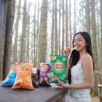 Maymay Entrata Instagram - It's National Potato Chip Day today so this is your sign to stock up on #SummerLAYSsentials! Bet ko itong Sour Cream and Onion. HBU? 😍 Nakaka excite po mag snack time diba? Daming pagpipilian and perfect for all your upcoming picnic trips with your barkadas, kitang kita nyo naman baon ko ang mga favorite chips ko sa Dahilayan Forest Park, Bukidnon while enjoying the view🍃