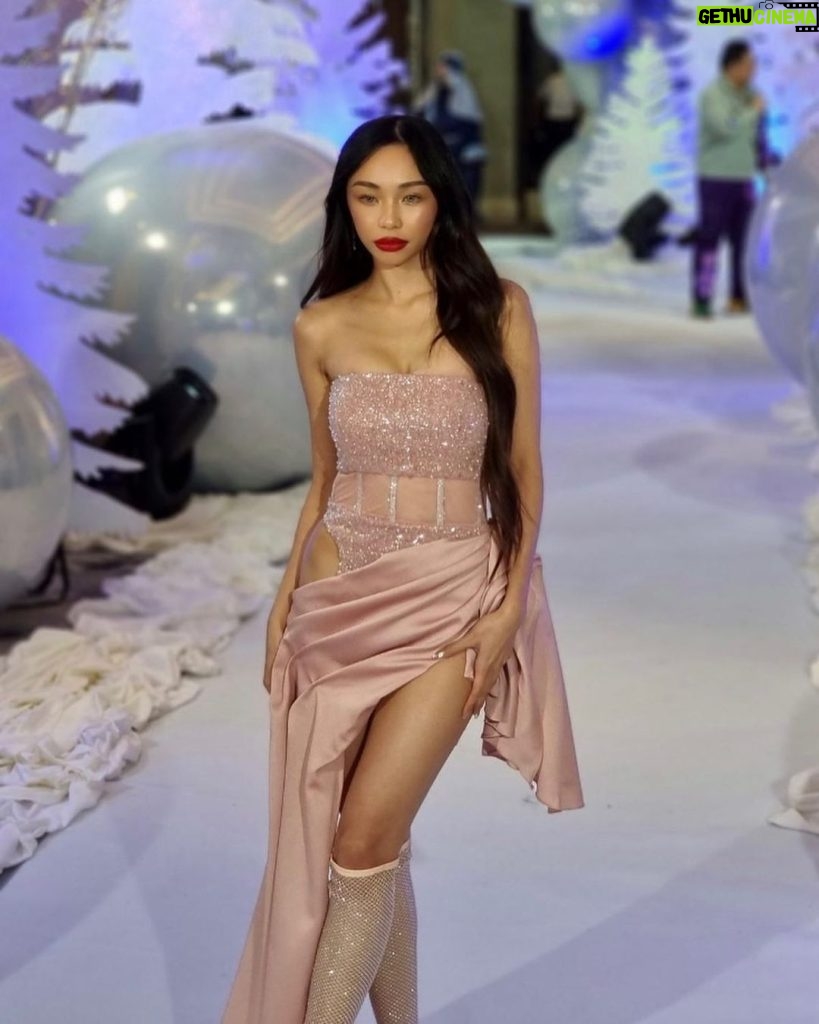 Maymay Entrata Instagram - Starmagical night ✨ Styled by @teamrainxem @rainierdagala @emmillan With @danellouise @imrioliza @elainevillapando @stefroales Wearing @josephpalmaph Makeup by @owensarmiento assisted by @miggycarbonilla Hair by @angeljamelarin03 📸ctto