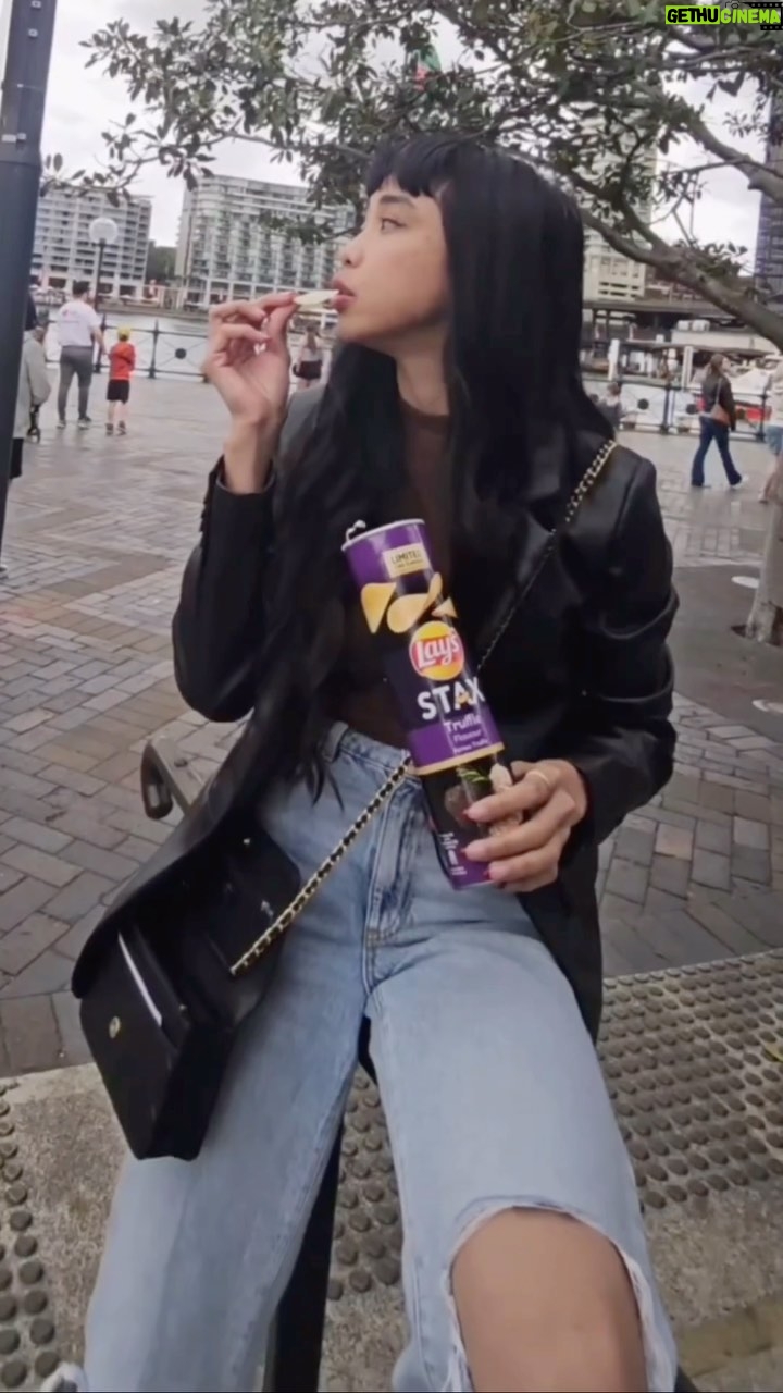Maymay Entrata Instagram - Umabot na nga sa ibang bansa ang cravings ko for new #LaysStax truffle! #DeliciouslyDistracting talaga itong bagong flavor ng Layβs kaya lagi akong may bitbit sa bag ko kahit saan man ako magpunta ππ― Yummazing sa sarap with @laysphilippines π